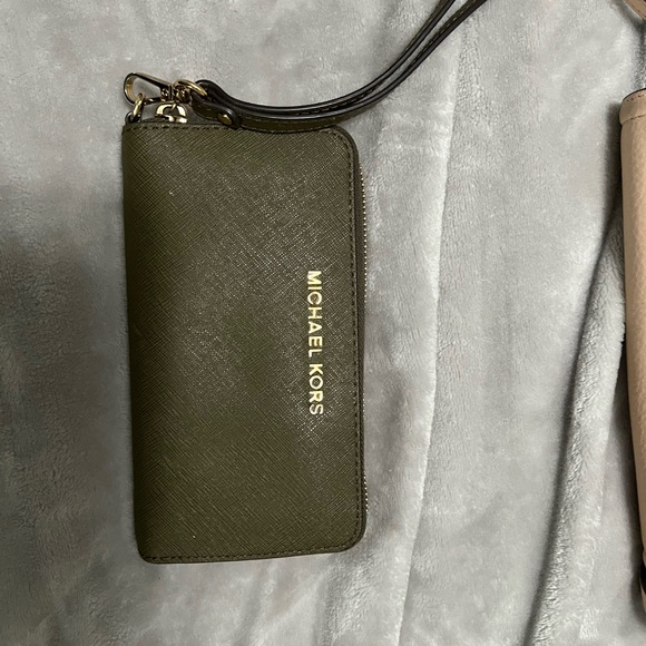 Michael Kors Olive Green Wristlet - Picture 1 of 2